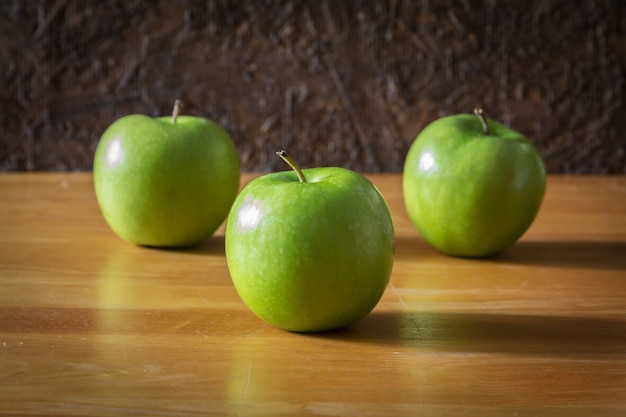 Naturaleza muerta con manzanas verdes