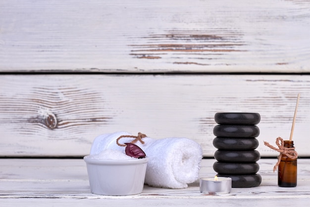 Naturaleza muerta piedras y toalla para aromaterapia spa