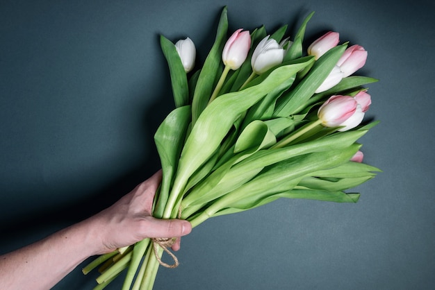 Naturaleza muerta primavera suave tulipanes blancos y rosas