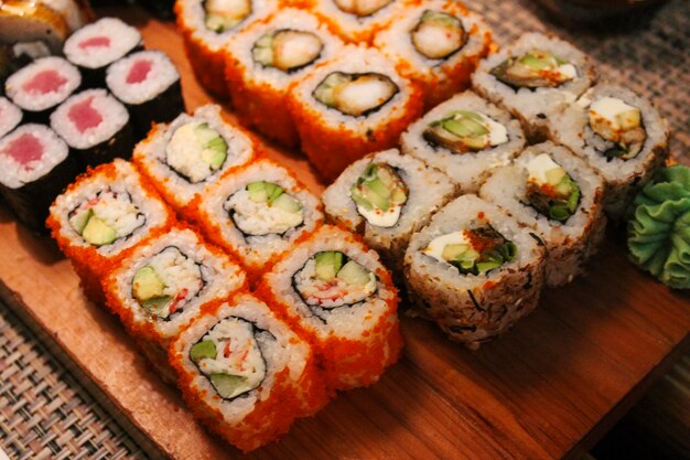 Foto naturaleza muerta con rollos japoneses en la mesa