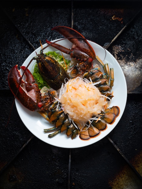 Naturaleza muerta con sashimi de langosta en el fondo áspero