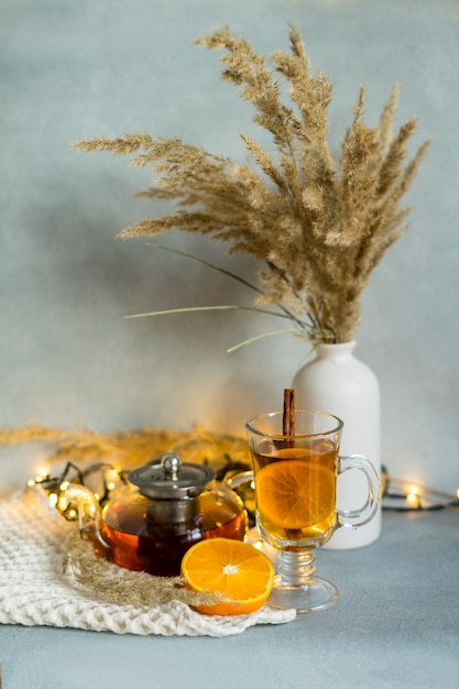 Naturaleza muerta. Una tetera y una taza de té en la mesa de café en el interior de la casa de la sala de estar. Un concepto de otoño acogedor. Foto de alta calidad