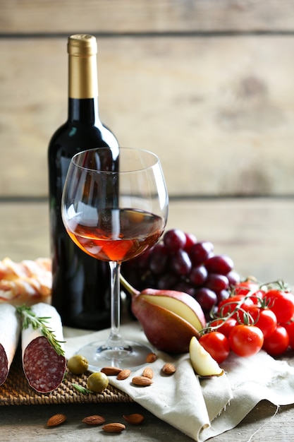 Naturaleza muerta con varios tipos de comida y vino italianos