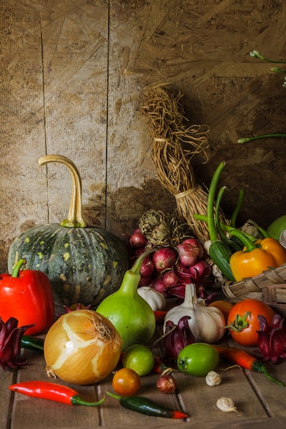 Foto naturaleza muerta vegetales, hierbas y frutas.