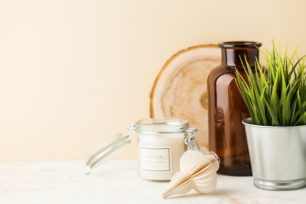 Naturaleza muerta con velas de decoración del hogar, jarrón, planta verde en una maceta con espacio para texto