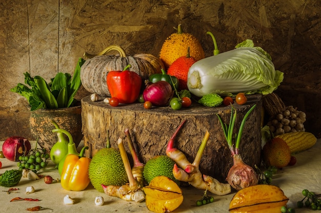 Naturaleza muerta verduras y frutas.