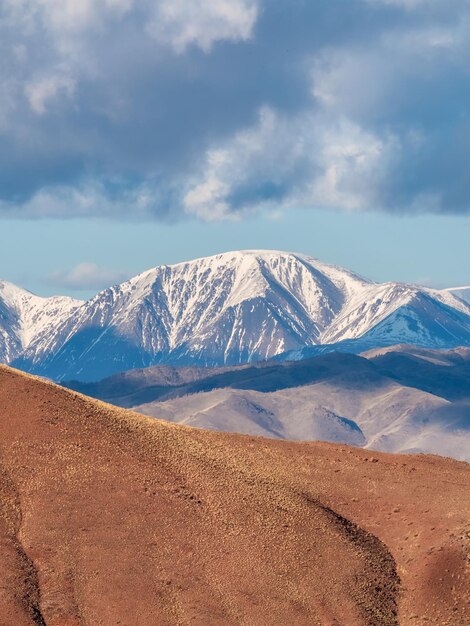 Foto la naturaleza multicolor en el fondo del colorido valle de las tierras altas