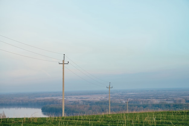 Naturaleza paisaje verde con líneas eléctricas.