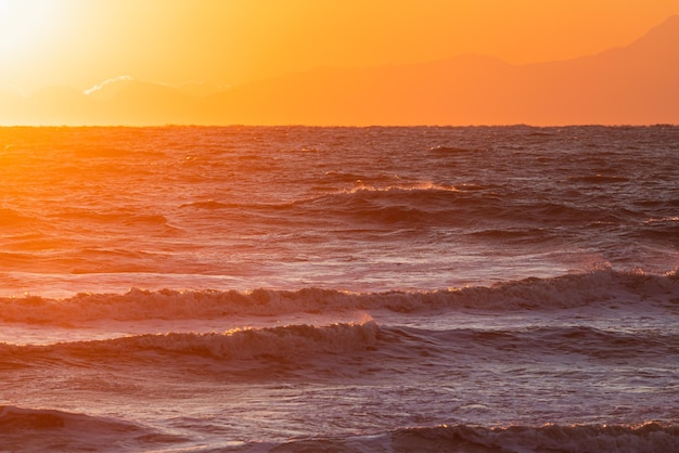 Naturaleza paisajística del hermoso cielo del atardecer en la playa y colorido océano brillante en un día soleado