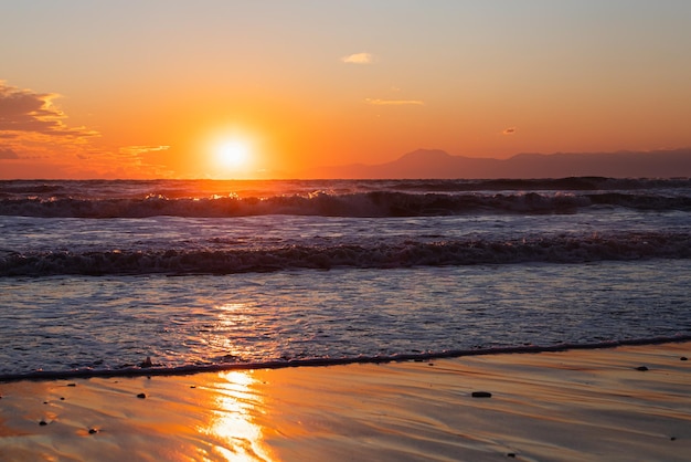 Naturaleza paisajística del hermoso cielo del atardecer en la playa y colorido océano brillante en un día soleado