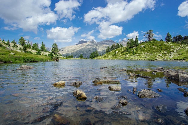 Naturaleza pura, paisaje de montaña en los Pirineos