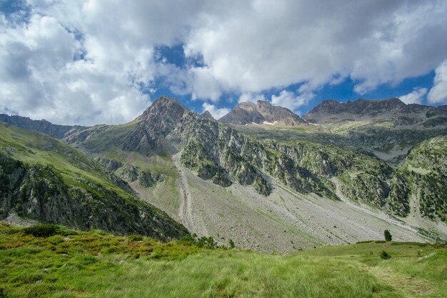 Naturaleza pura, paisaje de montaña en los Pirineos