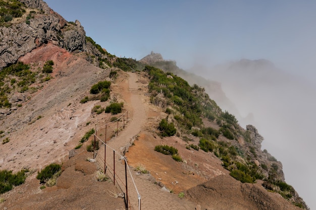 Naturaleza salvaje de las montañas bajo nubes bajas Camino entre las montañas Niebla profunda en las montañas Montañas salvajes cubiertas de nubes Naturaleza maravillosa