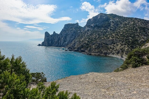 Naturaleza en el sendero Golitsyn Paisajes del Mar Negro y las montañas de Crimea en la vegetación Crimea