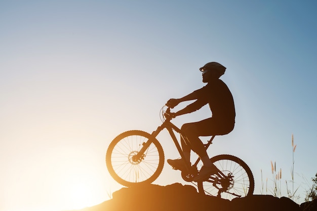 la naturaleza silueta carrera de fin de semana en bicicleta