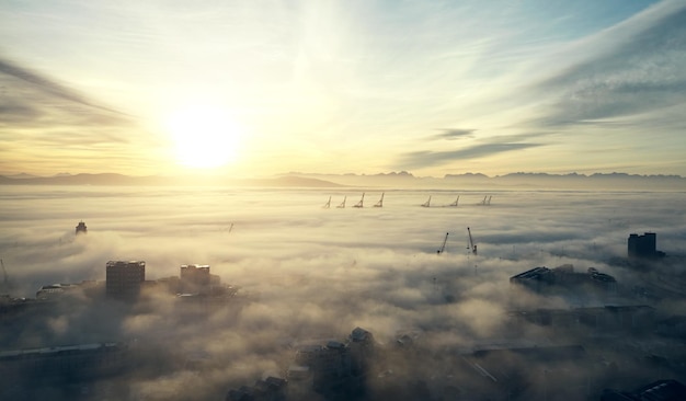 La naturaleza tiene una forma de sorprendernos constantemente Fotografía de niebla y nubes a lo largo de la costa de Ciudad del Cabo en Sudáfrica