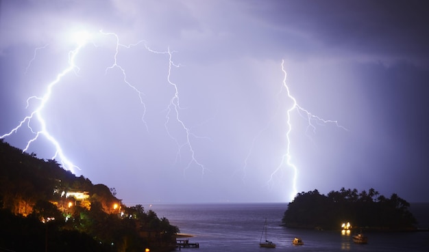 La naturaleza en todo su esplendor. Disparo de una espectacular tormenta sobre el mar y la tierra.