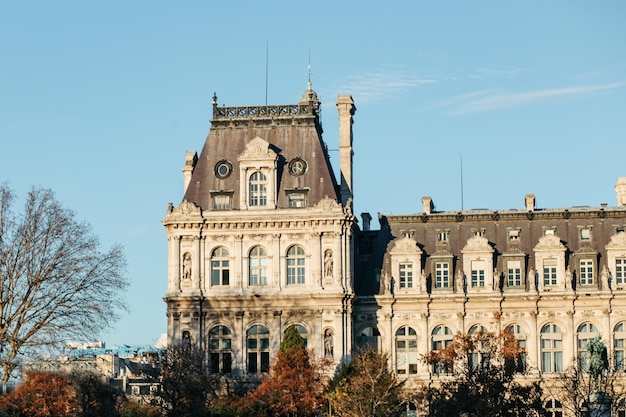 La naturaleza ve la arquitectura y la vida de la ciudad de París en Francia