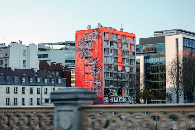 La naturaleza ve la arquitectura y la vida de la ciudad de París en Francia