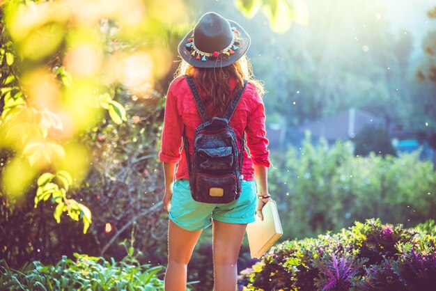 Naturaleza de viaje mujer asiática. Viajar relajarse. Estudia un libro. Educación de la naturaleza.