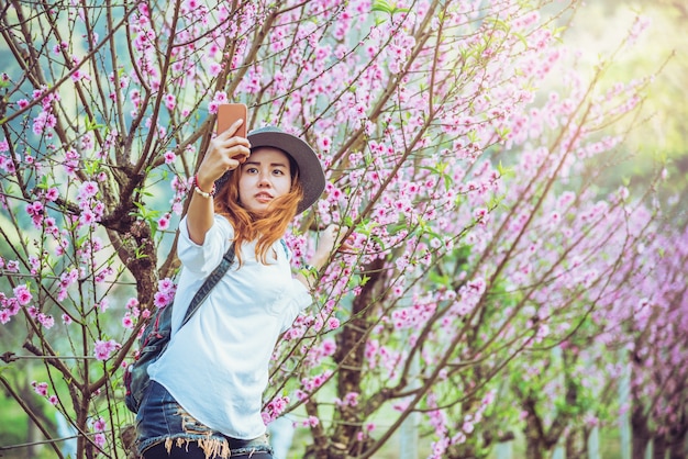 naturaleza de viajes asiáticos mujer