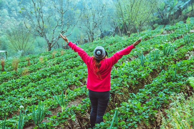 naturaleza de viajes asiáticos mujer