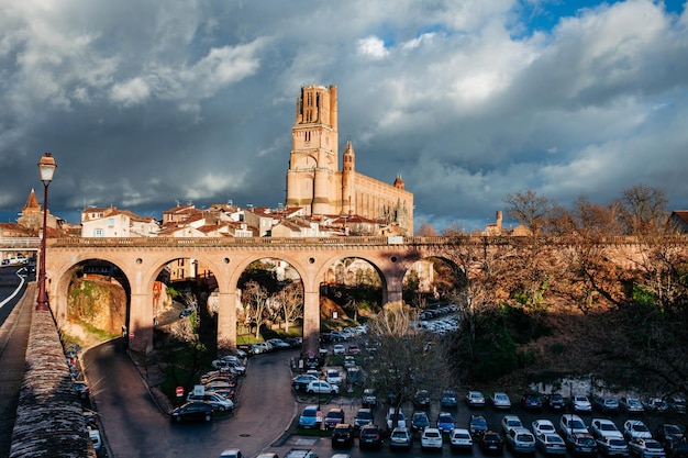 Naturaleza vistas arquitectura y vida de la ciudad de Albi en Francia