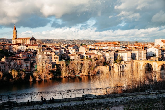 Naturaleza vistas arquitectura y vida de la ciudad de Albi en Francia