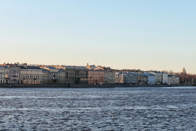 Naturaleza vistas arquitectura y vida de la ciudad de Rusia San Petersburgo