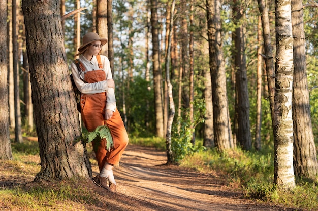 Naturalista que explora a vida selvagem e a aventura de ecoturismo andando em um parque nacional da vida selvagem