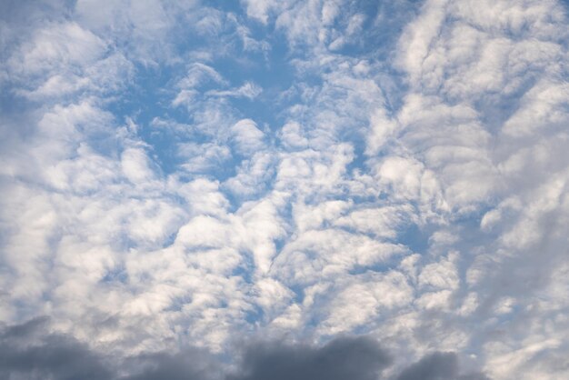 Naturansicht des blauen Himmels mit weißer Wolke für Hintergrund oder Tapete