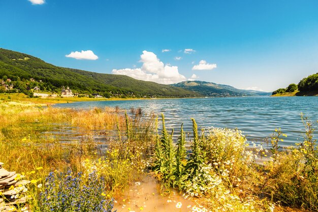 Naturberge um den Mavrovo-See in Nordmakedonien