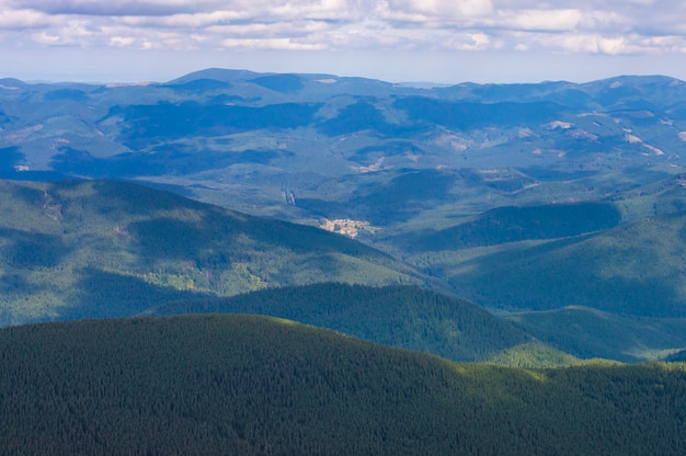 Naturberglandschaft auf dem Hintergrund des Himmels