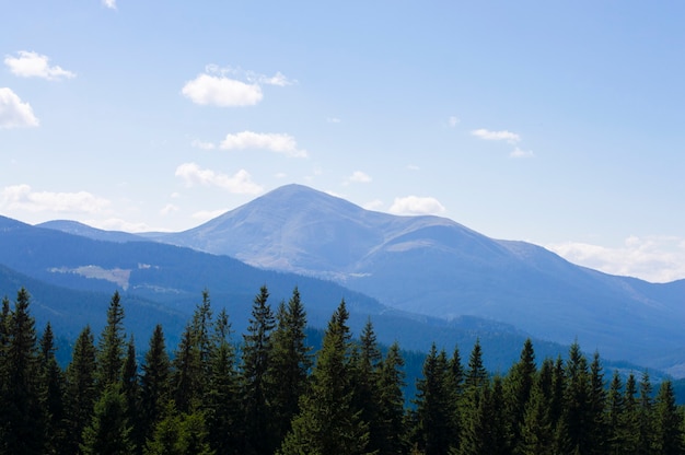 Naturberglandschaft auf dem Hintergrund des Himmels