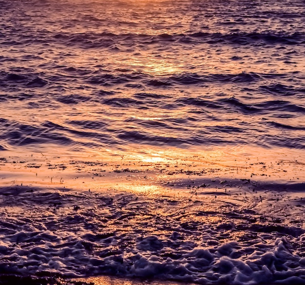 Naturdämmerung und Vintage Strandurlaub Konzept Sommer Sonnenuntergang an der Mittelmeerküste Meere...