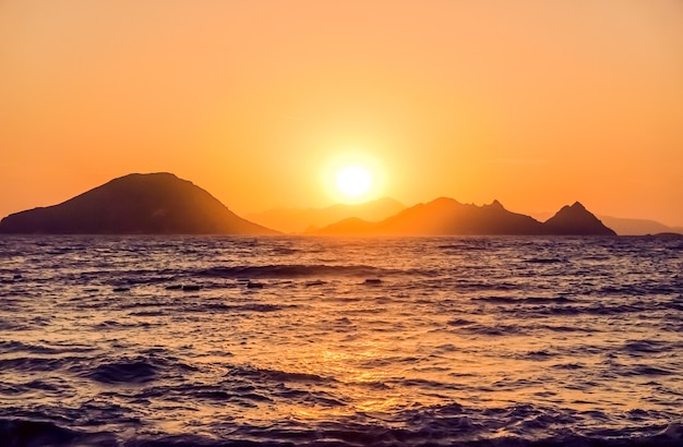 Naturdämmerung und Vintage Strandurlaub Konzept Sommer Sonnenuntergang an der Mittelmeerküste Meere...