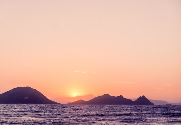 Naturdämmerung und Vintage Strandurlaub Konzept Sommer Sonnenuntergang an der Mittelmeerküste Meere...