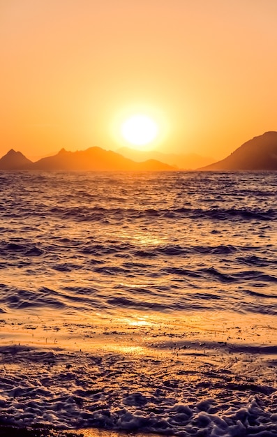 Naturdämmerung und vintage strandurlaub konzept sommer sonnenuntergang an der mittelmeerküste meere...