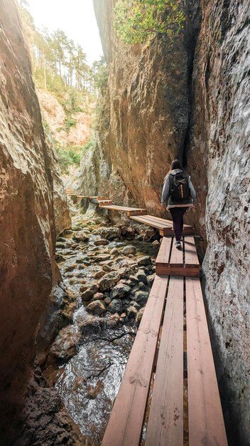 Naturerkundung Junge Frau, die an einem perfekten Tag in Teruel Aragon durch die Beceite-Schluchten wandert