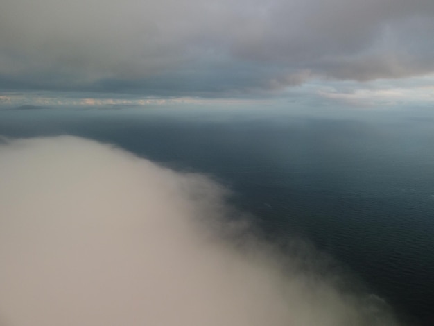 Natureza aérea abstrata verão oceano pôr do sol fundo do mar e do céu céu natural com composição de nuvens de stratocumulus inchado substituição do céu para compostos férias de férias e conceito recreativo