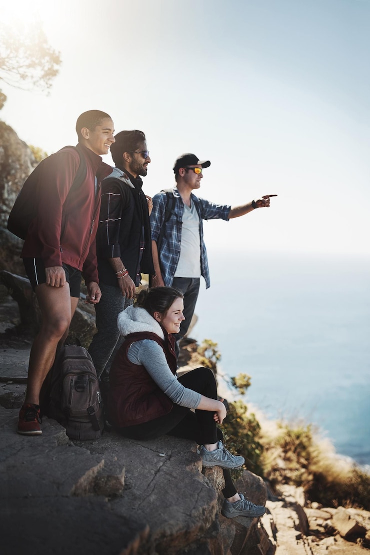 Foto natureza apontando e amigos na montanha para caminhadas aventura e ambiente natural no canadá pessoas caminhando e caminhando ao ar livre para explorar experiência e caminhantes relaxar com paz juntos