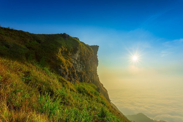 Natureza bela paisagem no pico da montanha com pôr do sol no inverno no ponto de vista phu chi fa ou phu