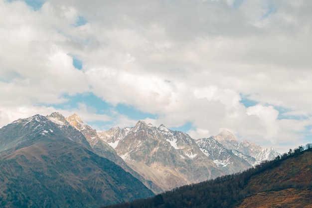 Natureza cênica de trilhas trekking nas montanhas do Cáucaso na Geórgia.