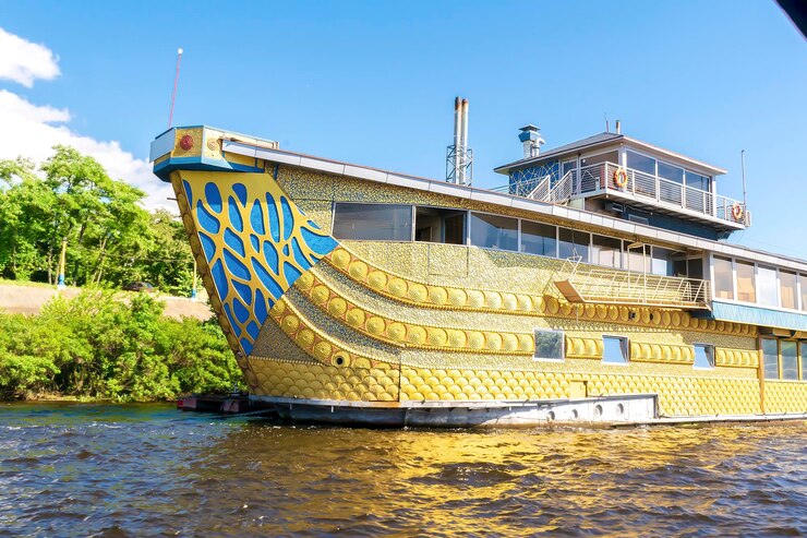 Foto natureza cênica viagem paisagem urbana do rio com grande luxo moderno restaurante lindo no navio na superfície da água azul no dia ensolarado de verão em kiev vista de dentro da recreação de férias no rio