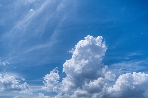 Natureza Cloudscape Nuvens brancas em um céu azul