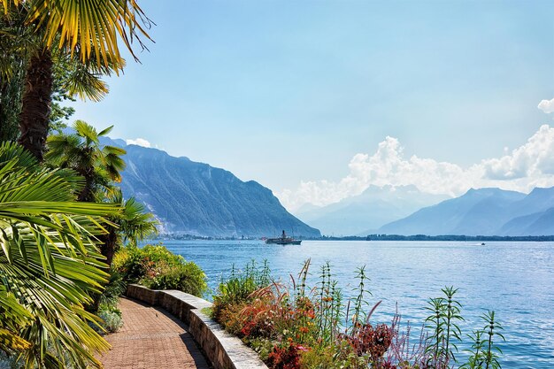 Natureza com navio à distância no Lago de Genebra em Montreux, cantão de Vaud, Suíça