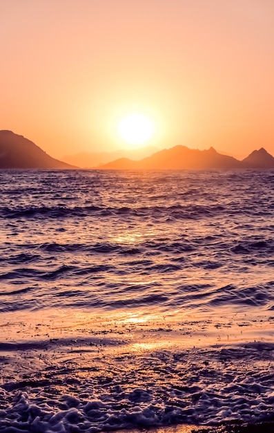 Foto natureza crepúsculo e vintage praia férias conceito pôr do sol de verão nos mares da costa do mar mediterrâneo ...