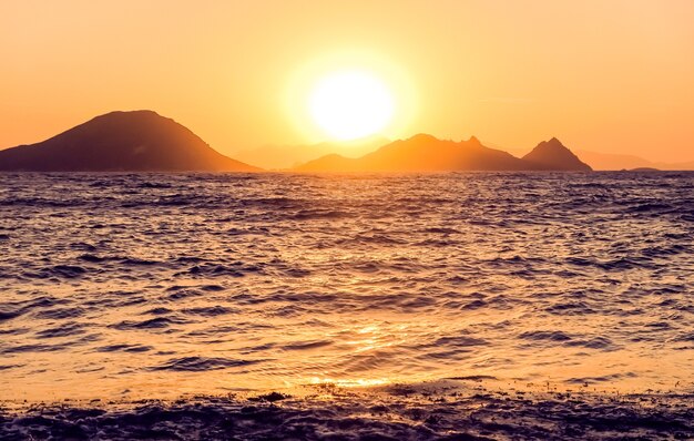 Natureza crepúsculo e vintage praia férias conceito pôr do sol de verão nos mares da costa do mar Mediterrâneo ...