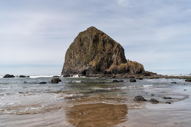 Natureza da paisagem. paisagem da praia de canhão, oregon eua. férias de verão. praia com água do mar ou oceano.