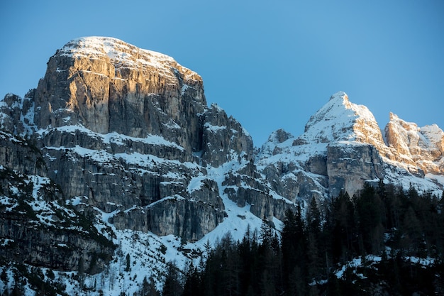 Natureza das dolomitas uma paisagem de montanhas enormes